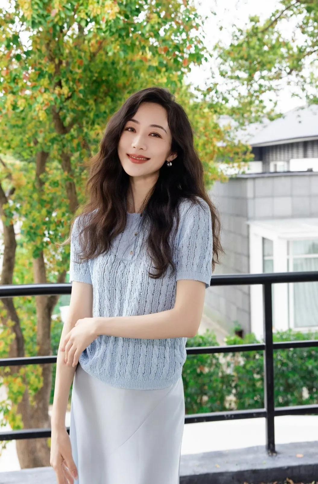 谁懂啊！韩雪这身雾霾蓝同色系穿搭真的戳中我了💙浅蓝镂空针织衫搭配同色缎面