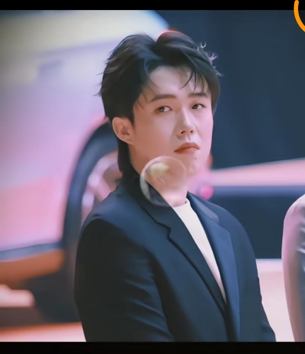 笑喷，能猜出这是谁吗？不是对国家优秀运动员诋毁，这妆容简直像东方不败，据