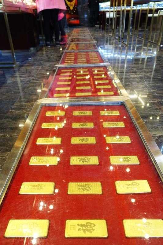 1月30日，澳门英皇娱乐酒店火了，不过是因为大堂78公斤黄金砖被连夜撤走这事。原