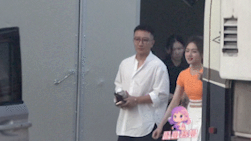 李兰迪露脐绑带装9月9日，有自媒体曝光一段李兰迪路透，视频中李兰迪身穿橙色露脐