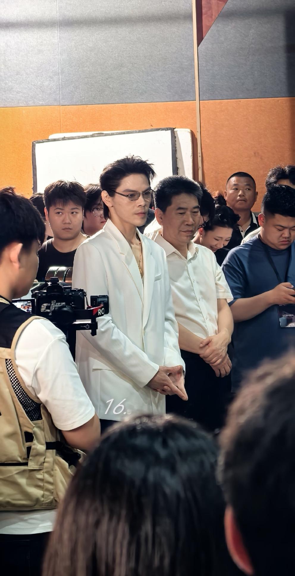 5月30日，向佐现身四川南充电影工业职业学院，打扮正常也时尚，就是笑的时候满脸褶