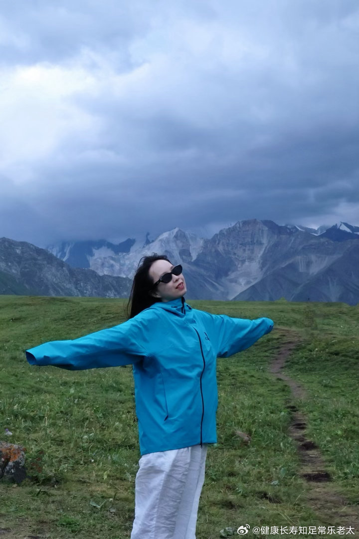 我认为我的旅游天气运是很好的但是雪山运差了点18年去玉龙雪山的时候下雨起雾就看到了一点点雪去夏塔的时