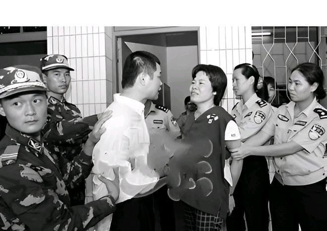 2006年，海南海口，毒贩陈志勇在临刑之前，与妻子陈遂卿的最后告别的画面，镜头中