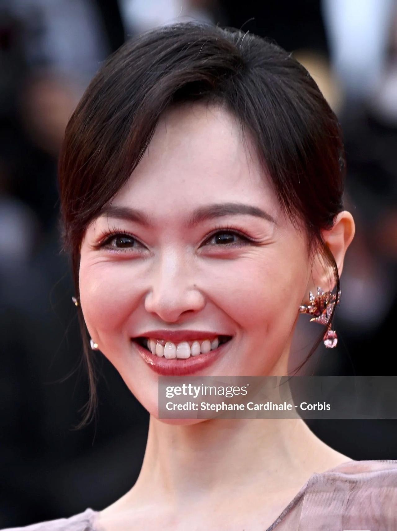 美颜看多了，乍见唐嫣戛纳生图都不习惯，高清镜头下她眼角皱纹如工笔菊花一样千花