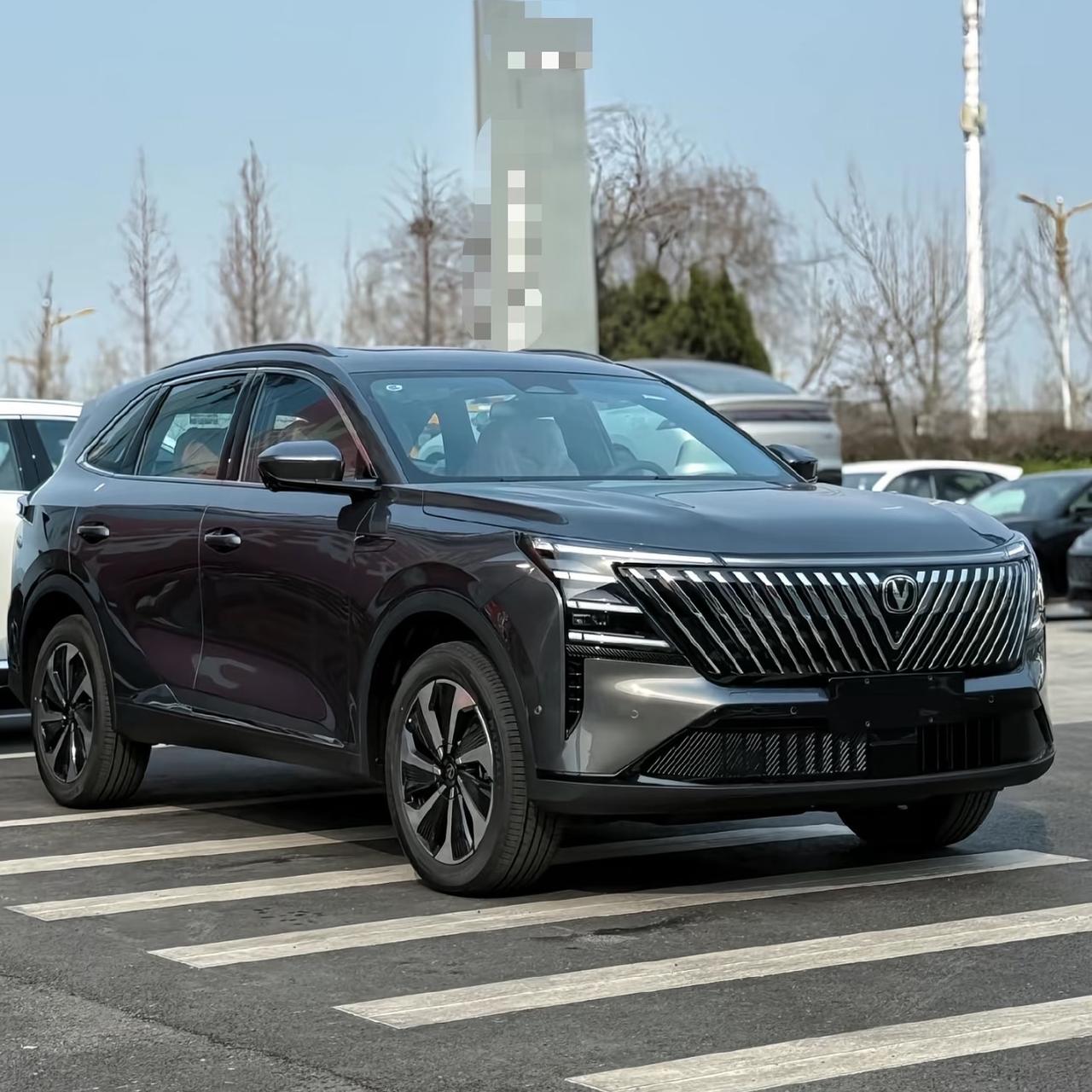 长安CS75PLUS给我的直观感受，是兼顾潮流颜值与居家实用的一台SUV，开出