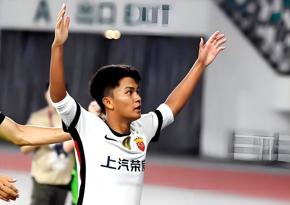 王钰栋停赛，安东尼奥直接把阵型掀了。532不蹲了，改成442高位逼抢，抢得泰国队门将找不到出球点。蒯
