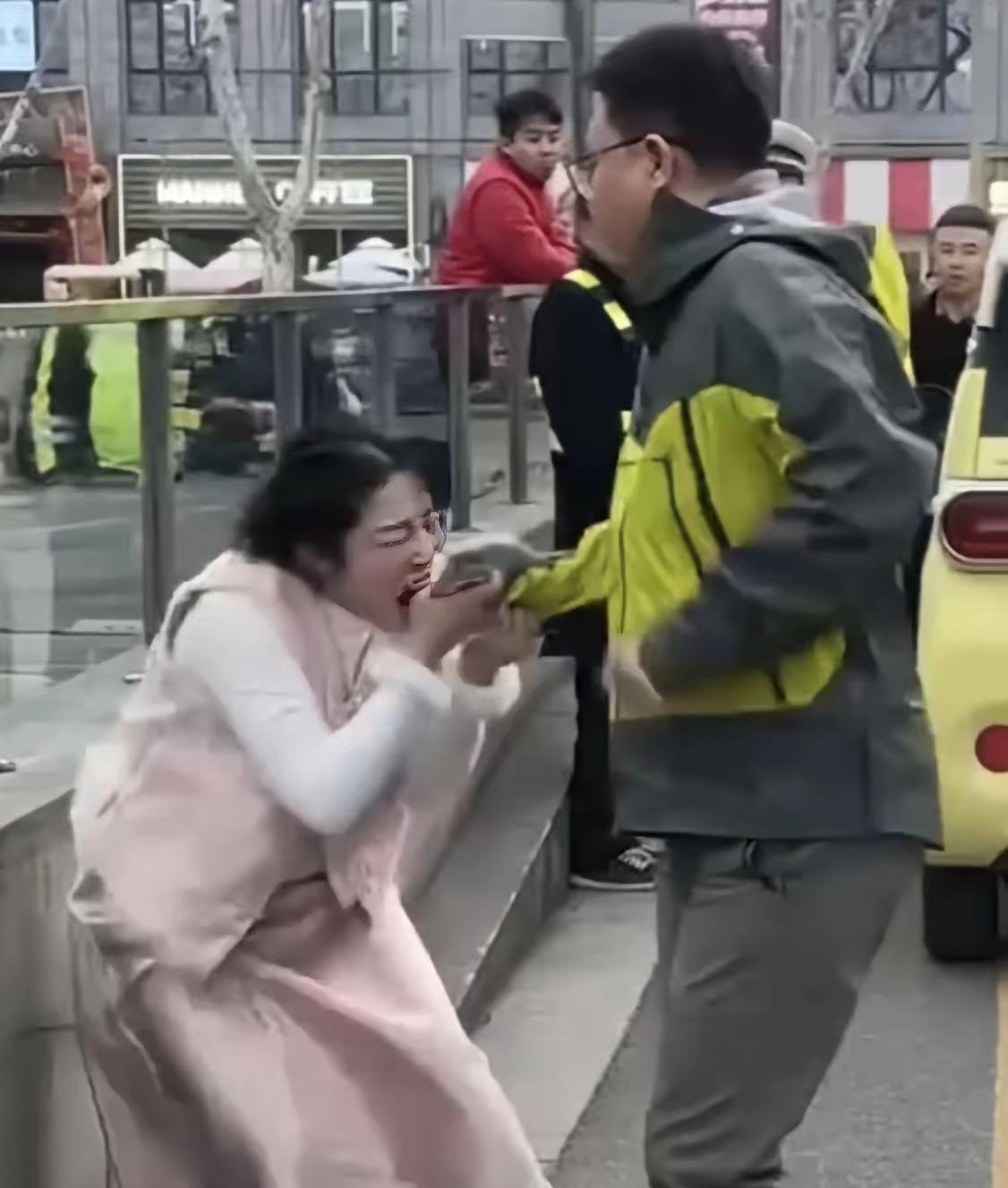 一巴掌和咬一口哪个更值钱？扬州这起交通事故，说起来就是因为女子无端加塞，大家