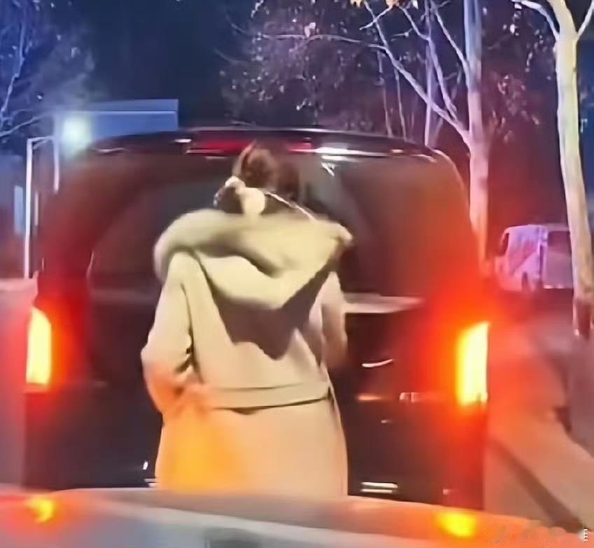 你能想得到吗？一场普通的追尾事故，居然因为“警服+奔驰”的组合成了热议焦点。有人