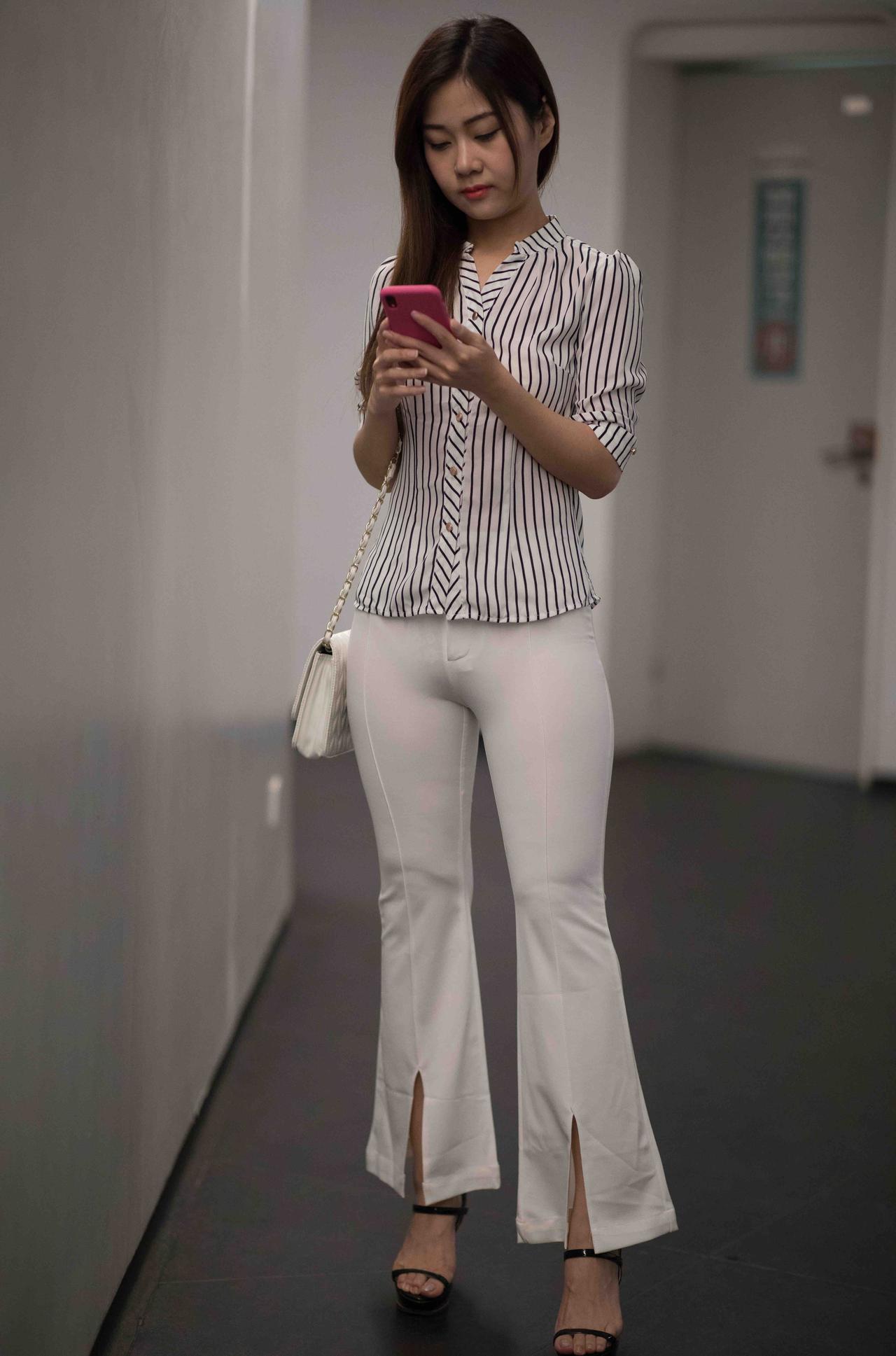 时尚穿搭指南：条纹衬衫+白色喇叭裤，搭配高跟鞋，轻松出街！👗👠💃