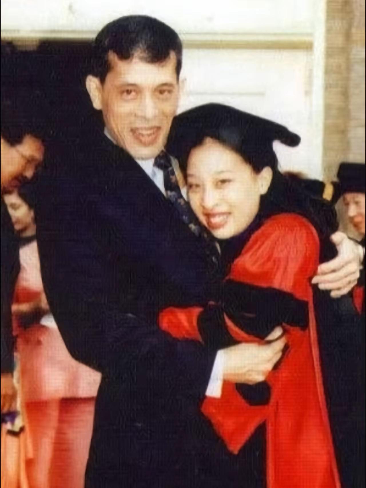 如何才不痛呢？泰王的悲伤，没有人能懂！帕公主是他的第1个孩子，也是他最爱的嫡公