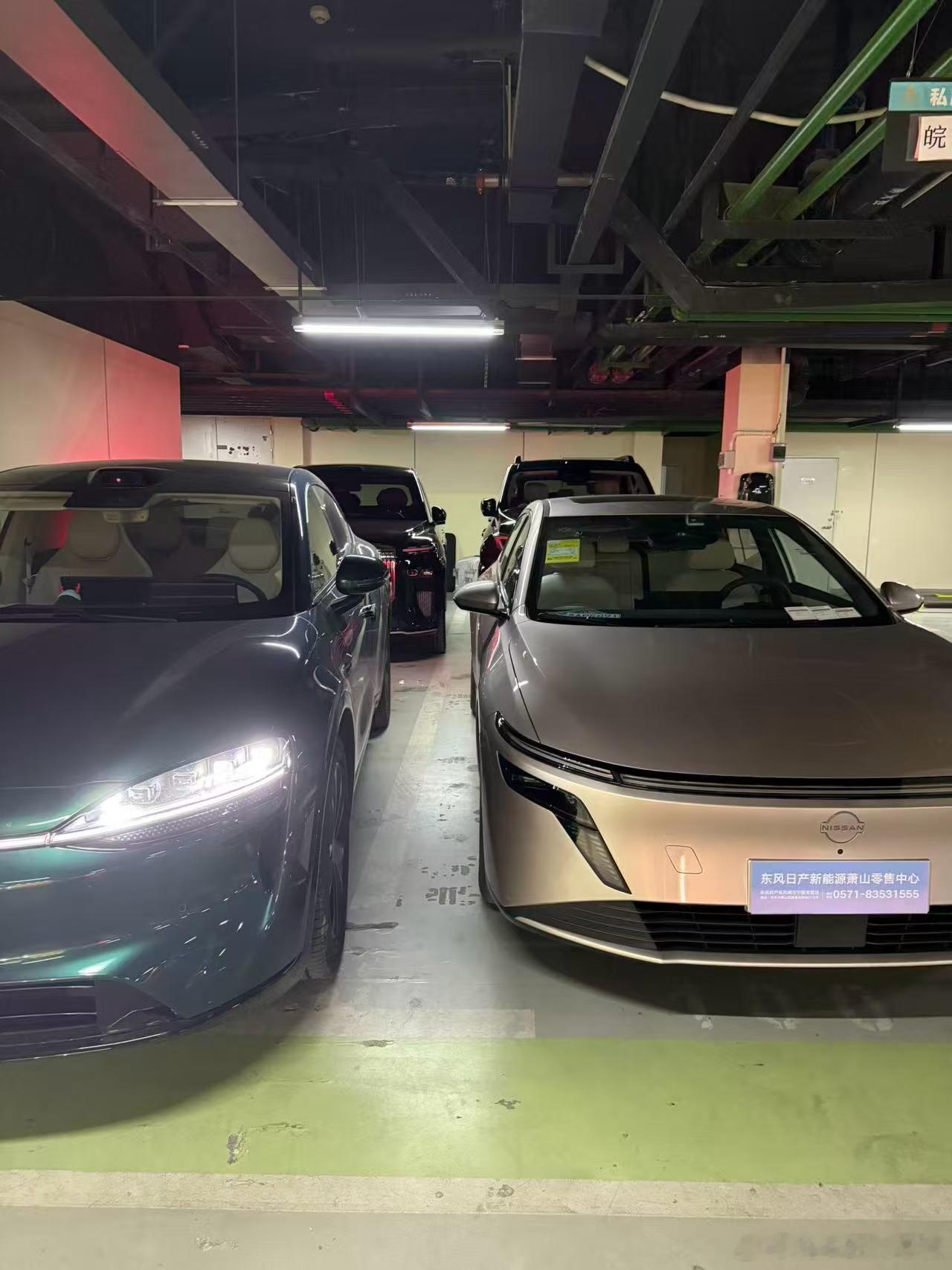 我家领导回到家给智界R7充电看见家里地库停满后的反应….还好有几台车她不知道多