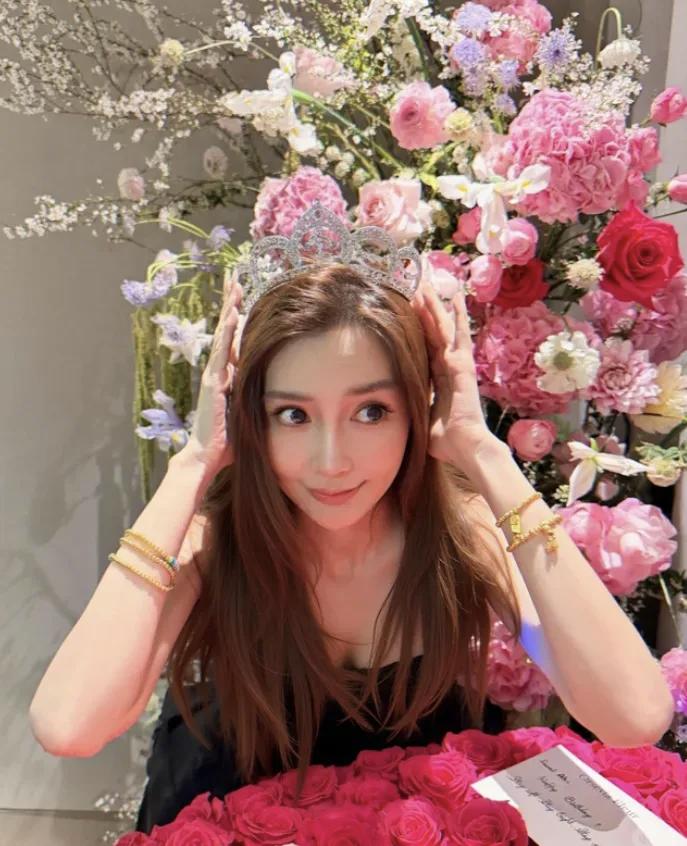 和黄晓明离婚四年，已经没有顶流的光环。前两天，杨颖迎来37岁生日，晒出的主题