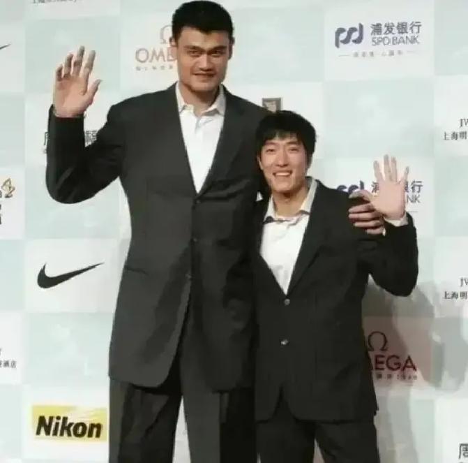 姚明当年卖房给刘翔，这事挺有意思。2007年，姚明把上海一套450平的大房