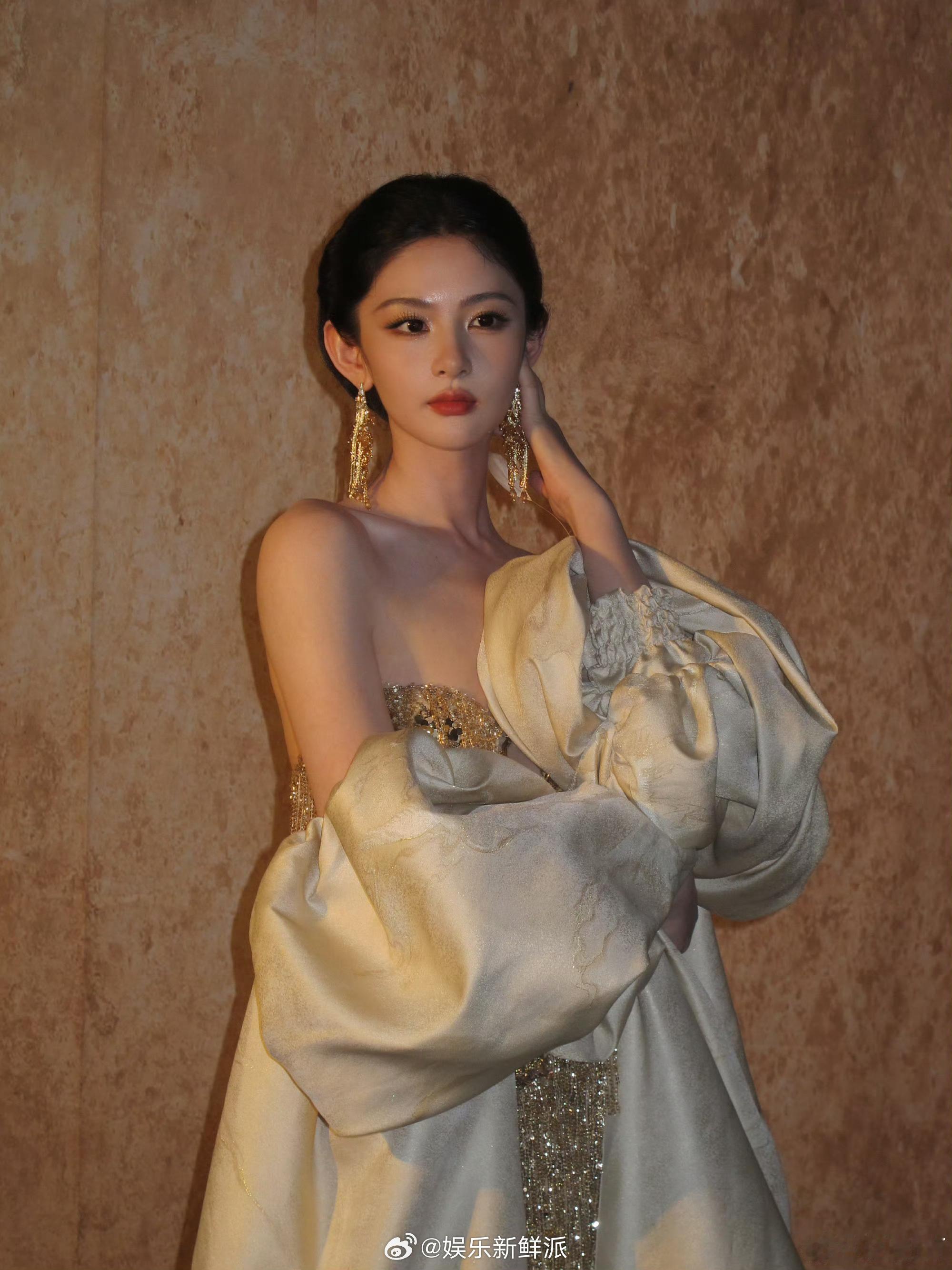 派酱安利[害羞]赵晴怎么美成这样了小派的屏幕就这样被点亮～明艳里带贵气，大气里