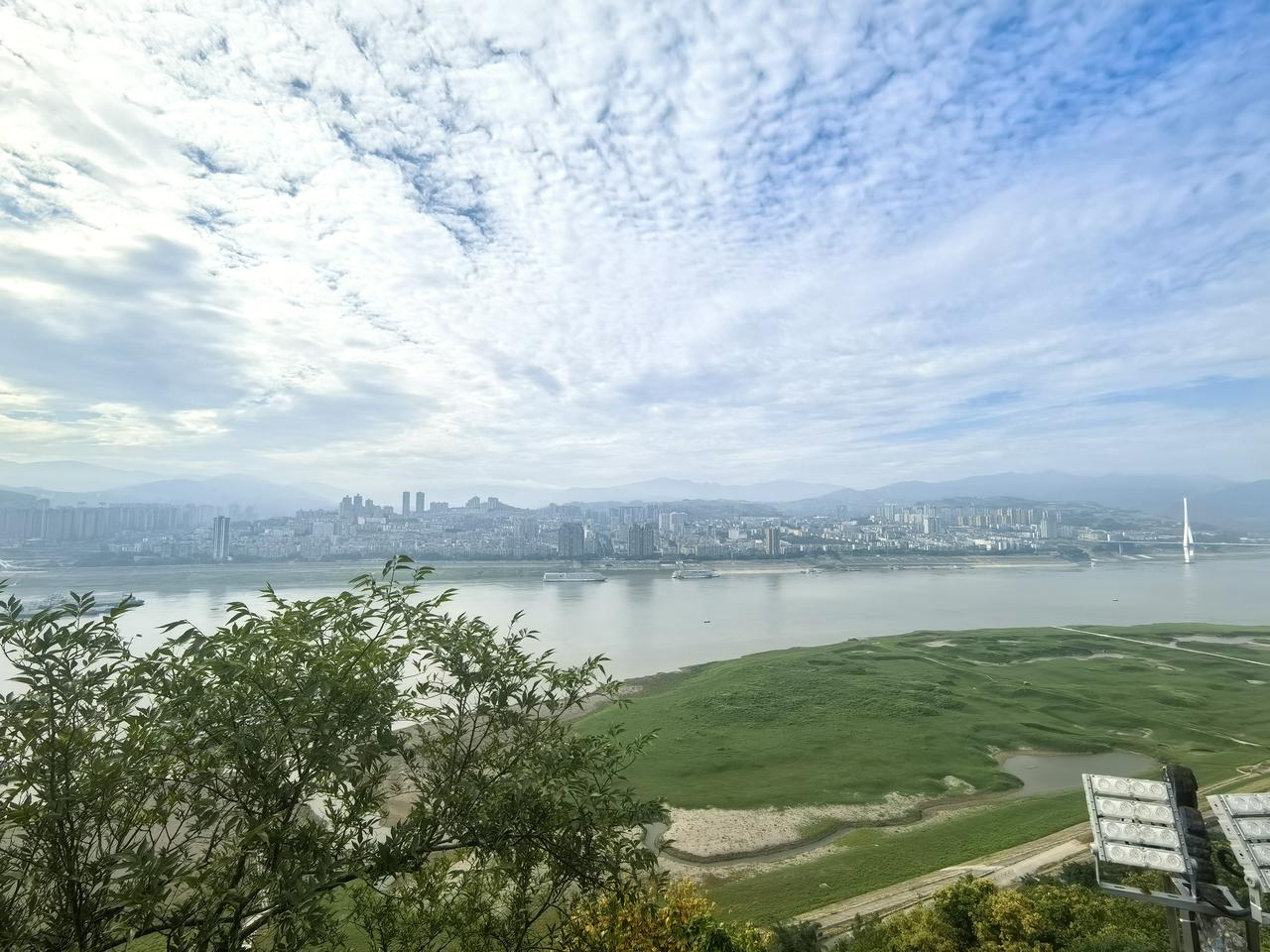 丰都鬼城：千年幽冥文化地标。丰都鬼城坐落于重庆丰都县长江北岸的名山之上，古为“巴