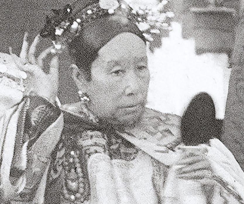 这天，年近50岁的慈禧正在试穿新衣服，忽然听见身后有人说道：“一个老寡妇，妖里妖