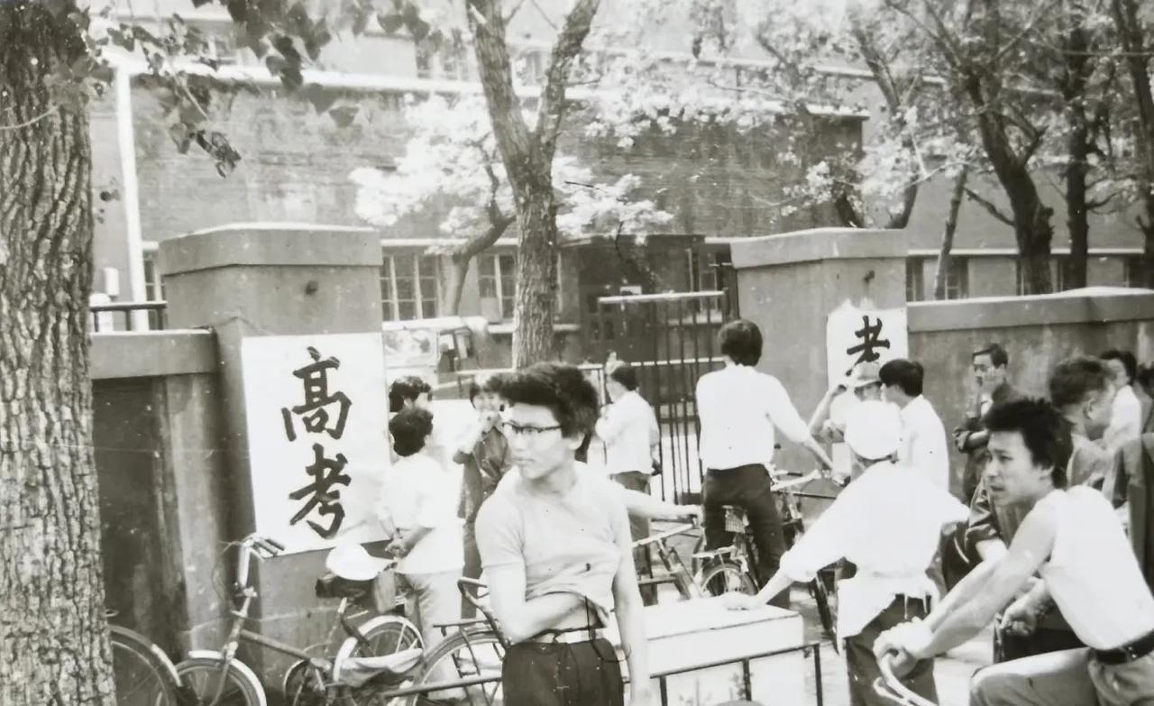这张照片拍摄于1977年，那一年是重新恢复高考的第一年。参与高考的学生脸上充满了