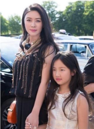 2001年，陆毅的老婆鲍蕾在接受采访时，对昔日同学田海蓉极尽讽刺：”她追了我老公