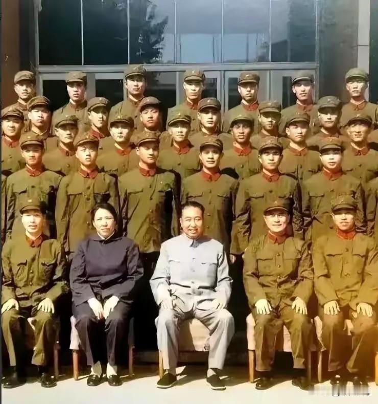 华国锋退休前和夫人韩芝俊罕见同框合影这是八十年代初期，华国锋退休前与8341