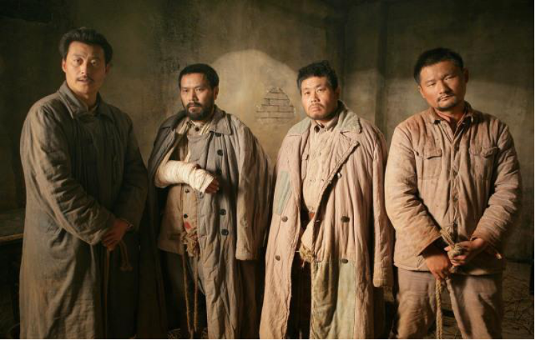 1935年战场上，王耀武俘虏了一位红军师长。审讯时，他意外地发现，身为师长的对方