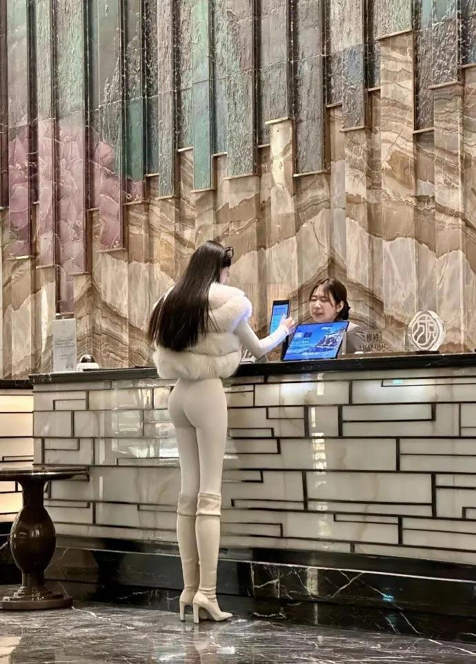 虽然P图很惊艳，但是在现实中，如果有原图这样的身材，那也是非常的抗打的，酒店前