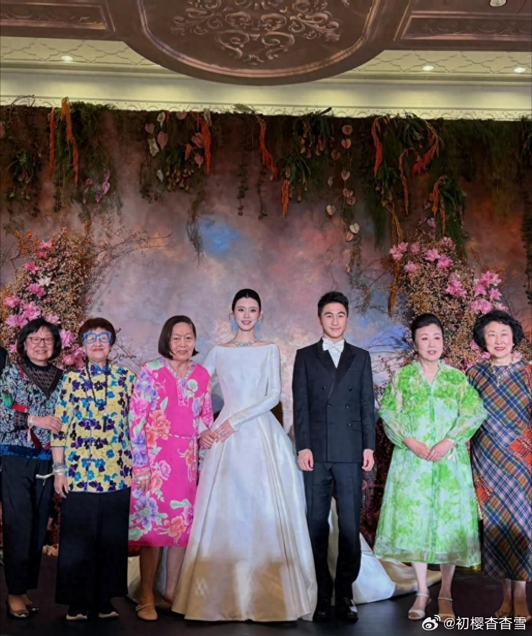 奚梦瑶婚礼成比美现场！何超琼穿3万Dior，天王嫂妖娆，婆婆太壕​