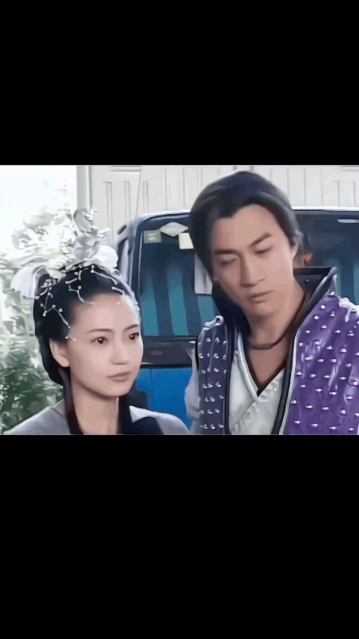 高圆圆这里对何润东已经沦陷了，肯定是喜欢的，都不敢直视他的眼睛。但凡何润东主动点