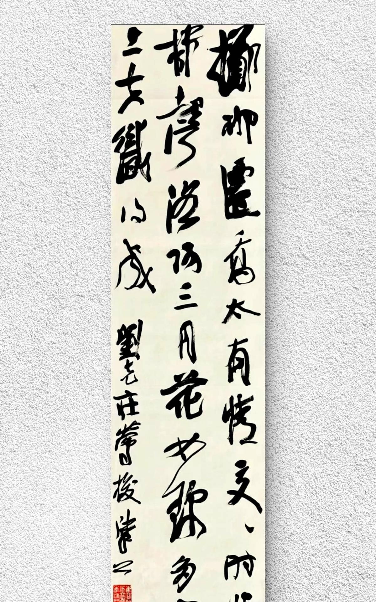 崔寒柏的“火”，是传统书法撞上流量时代的一场意外。他抡笔挥毫的江湖气，劈开了碑