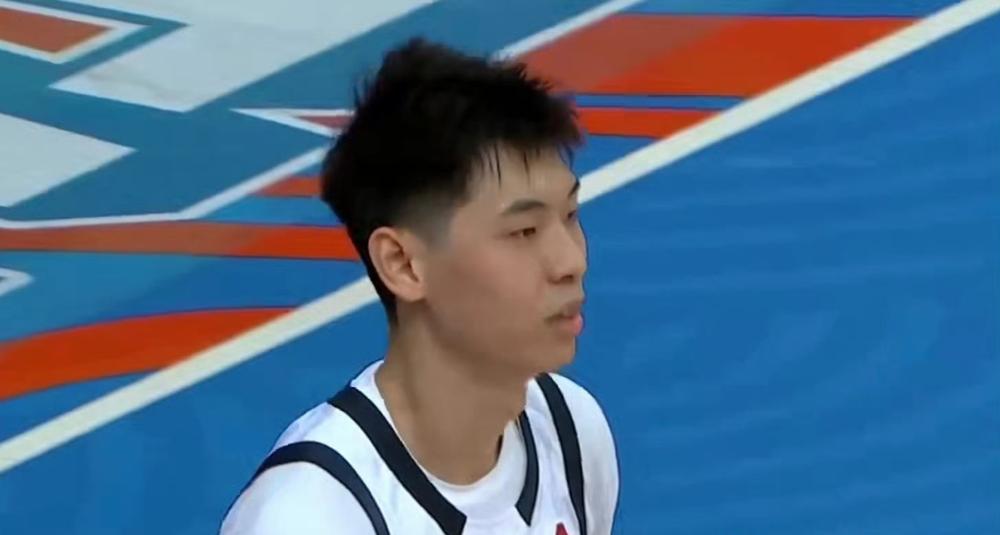 转头3月27号，焦泊乔就以“处理私事”的名义跑去了北京，其实之前更衣室里的动静已