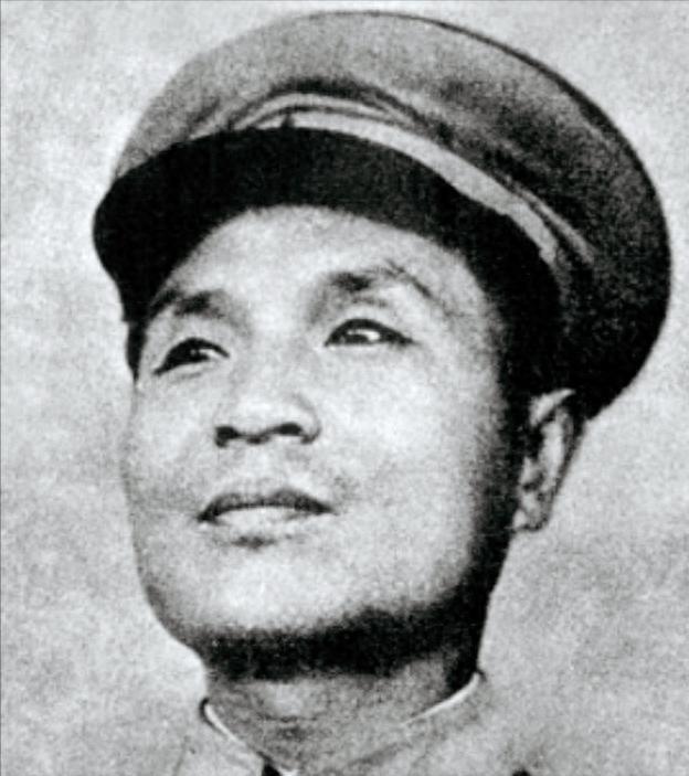 1955年9月，授衔。大礼堂里，一个名字念到，两颗星挂上去。同一张名单上