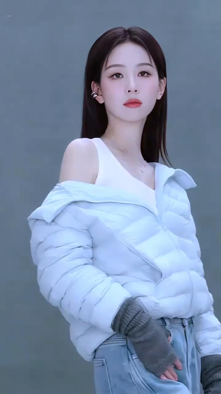 陈都灵明艳甜美，精致容颜绝美无瑕纤瘦苗条身材绝了，一眼惊艳[赞][赞][送自己一