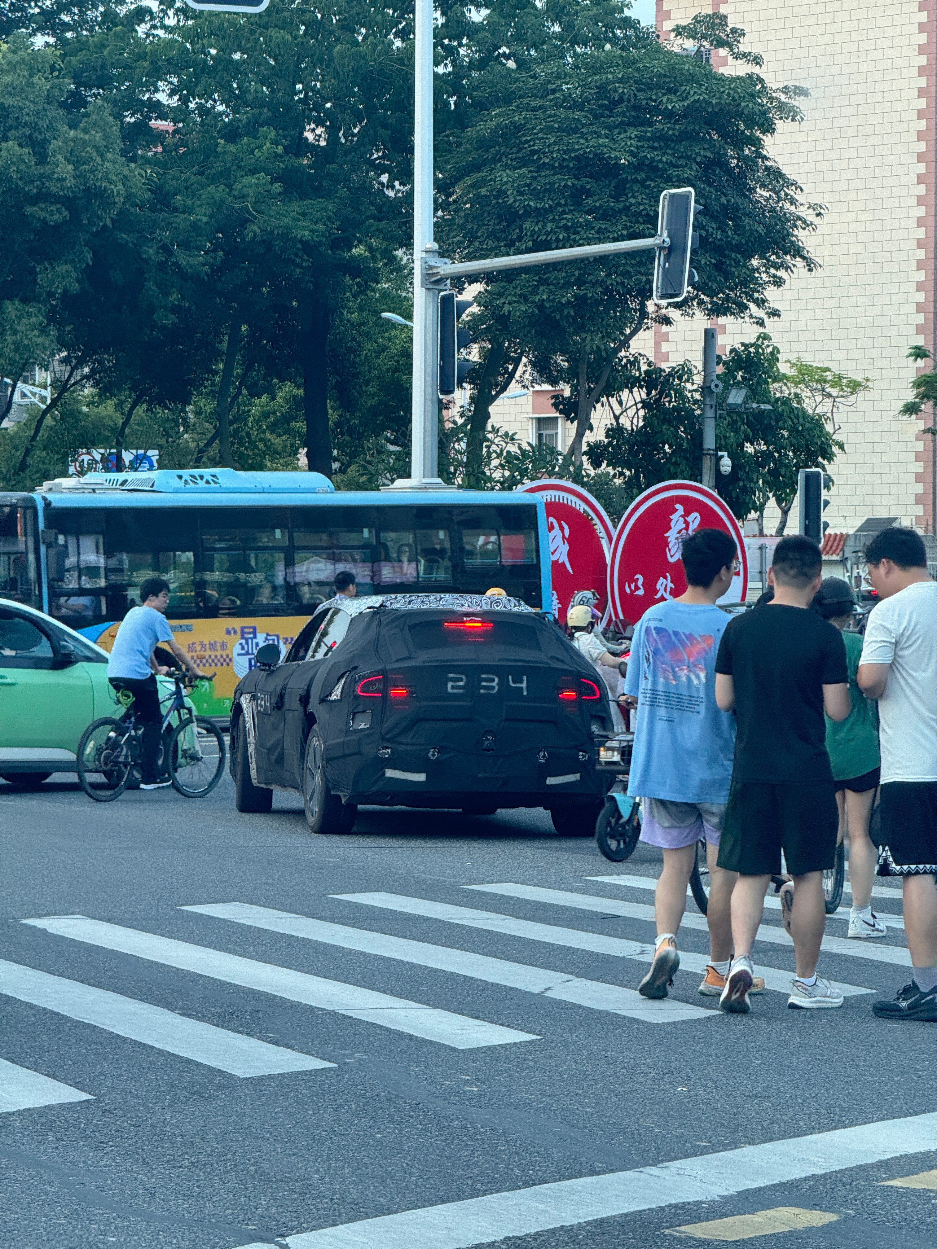 下班路上遇到台伪装车，从轮毂尾灯来看应该是YU7吧🤔​​​