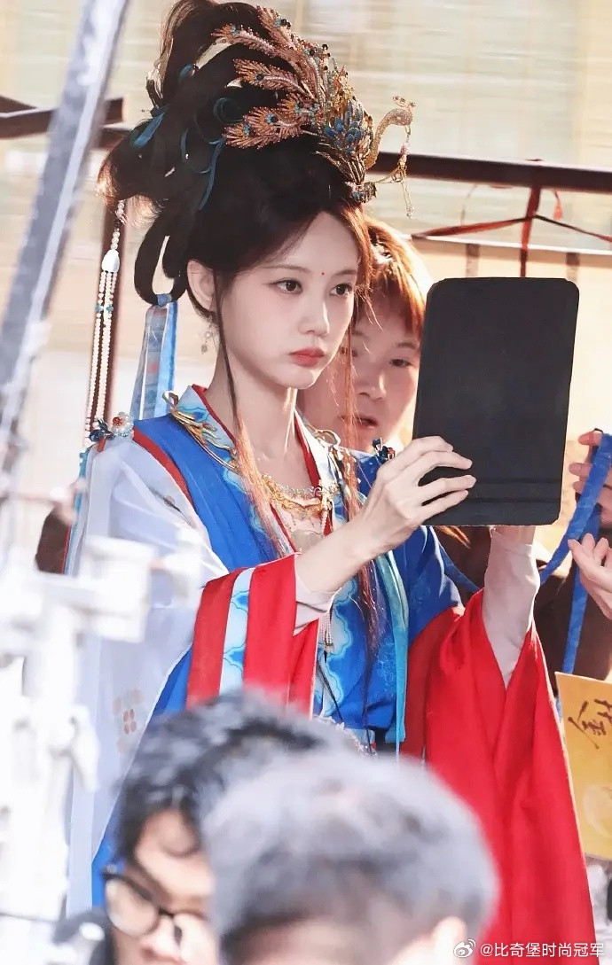 李一桐这种八字碎发遮住太阳穴显得好小家子气，图二这样才更落地更大气吧，你们更喜欢