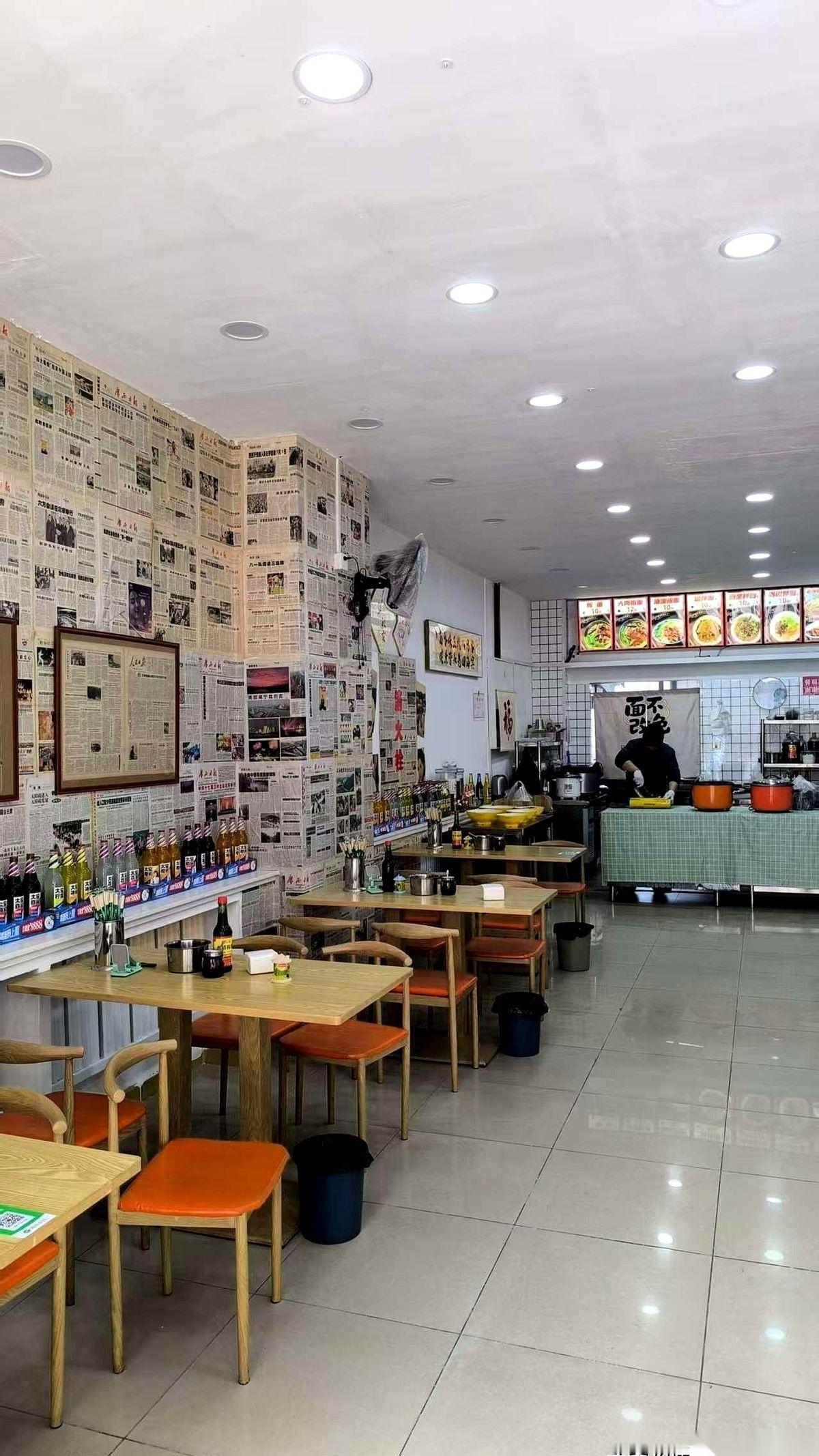 都说礼拜一买卖稀，我灶上的火今天就没小过。收摊一算，收款音箱报了个新数：1112