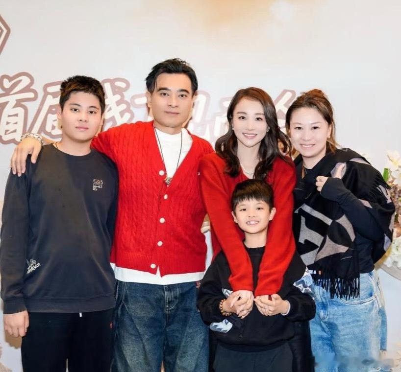 陈龙和章龄之夫妇带2个儿子出席活动，夫妻俩穿着大红色上衣，看起来好喜庆！大儿子长