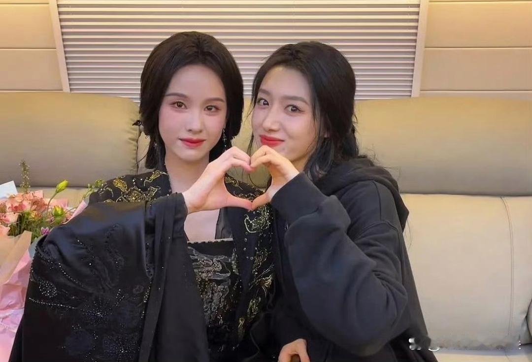 月鳞绮纪里陈都灵的替身女演员，有点似曾相识。