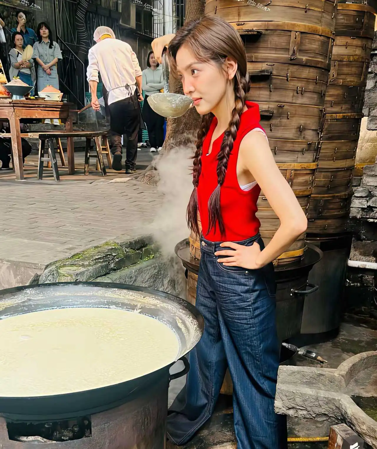 重庆街头偶遇章若楠，真人身材娇小，与荧幕形象略有差距。