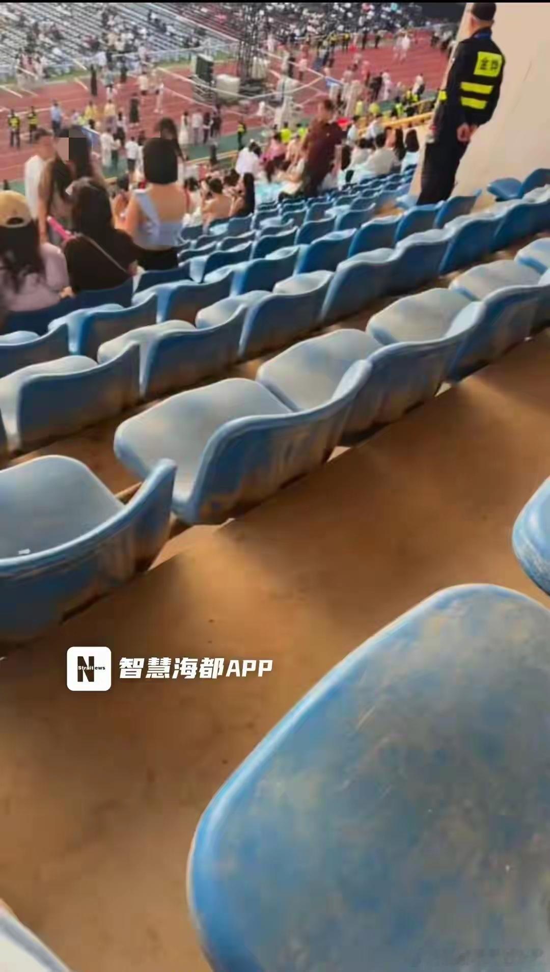 一名女子去桂林看演唱会，坐的椅子全是灰尘，看上去根本无法入座，在网上向当地文旅局
