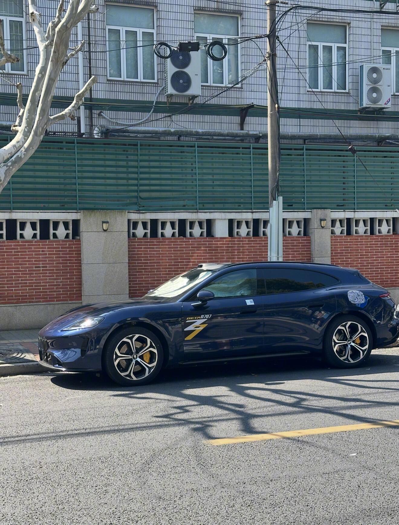 尚界Z7T路边实拍图，这姿态线条感觉怎么样？