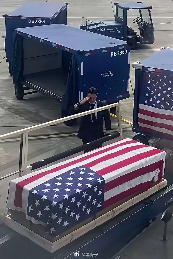 中东伊朗最新局势这画面简直比美剧还讽刺！来的时候开着大黄蜂战机耀武扬威，走的时