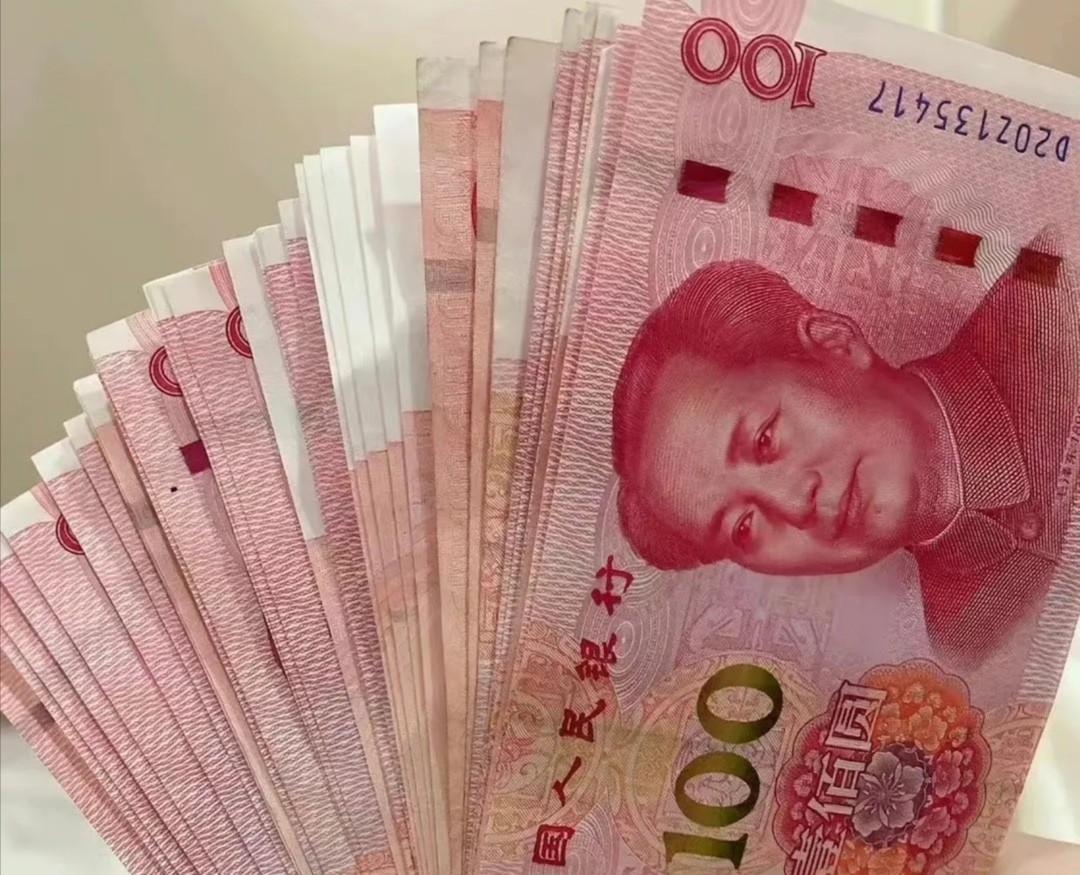 婆婆把卡给儿媳了，让儿媳顺便把钱取回来，儿媳回来把钱给婆婆时吓了一跳，婆婆也说她