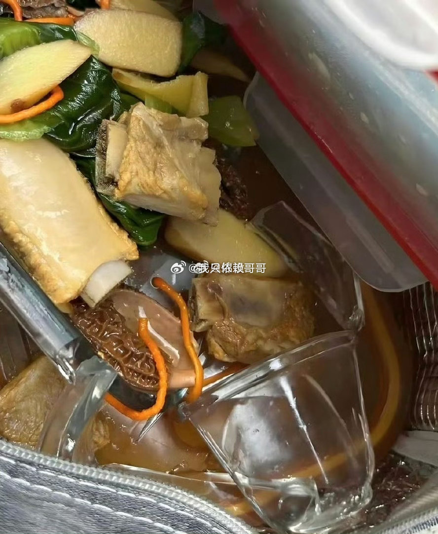 饭盒碎了，白瞎了妈妈一早起来烧的饭我