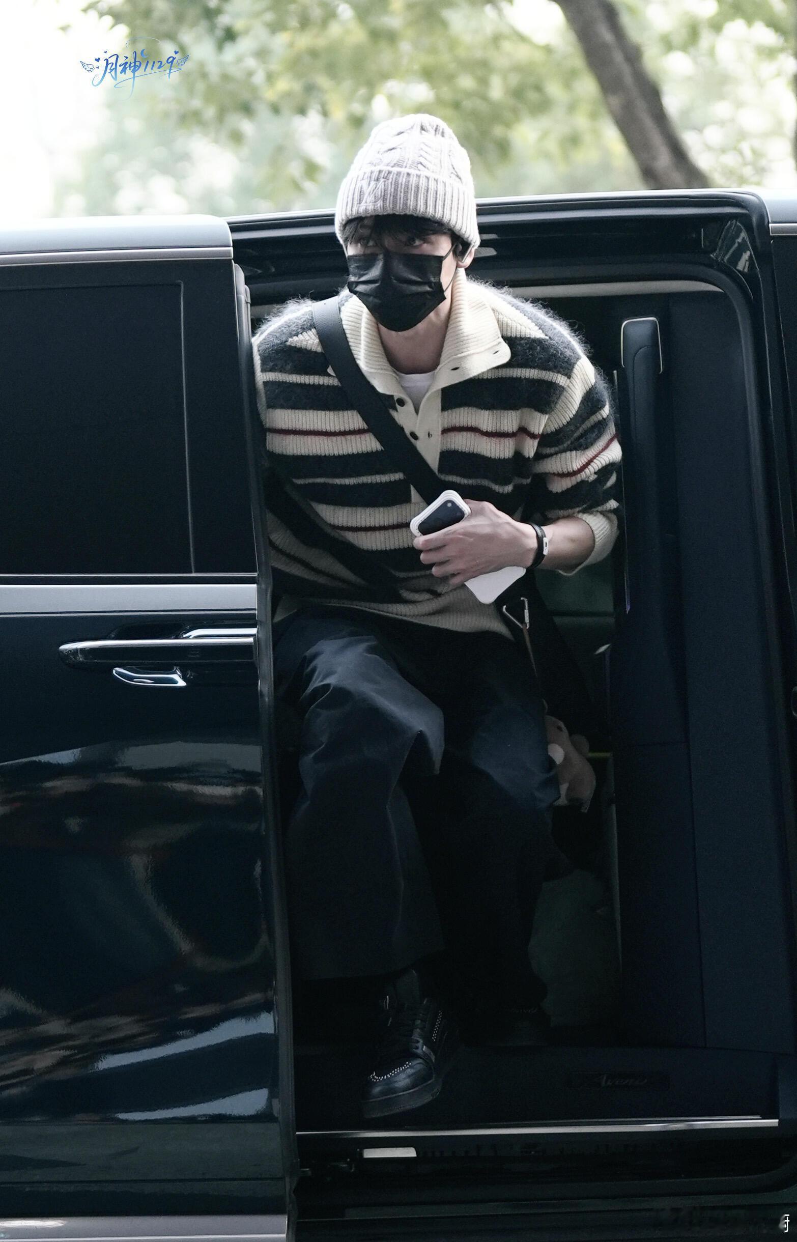 星光大赏龚俊来了！长长的刘海儿，太可爱了，好期待明天的红毯造型啊！