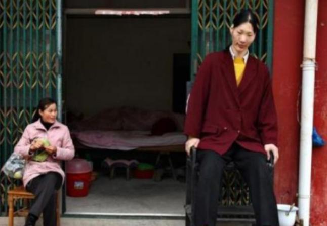 中国第一女巨人，身高2.36米，比姚明还高10厘米，一顿要吃两斤米饭，男友只比她