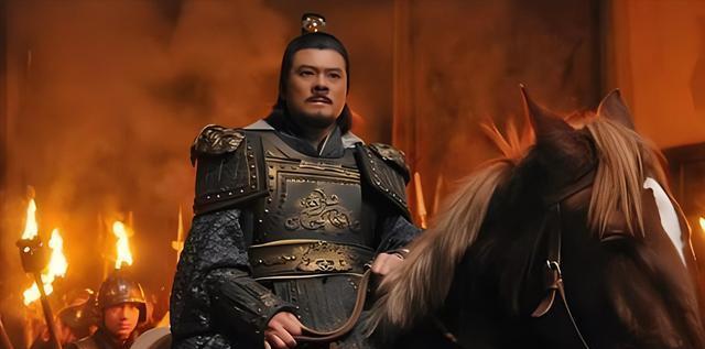淝水之战后，苻坚带着千余手下往回跑，途中遇见慕容垂带着三万人马接应。半路上，有人