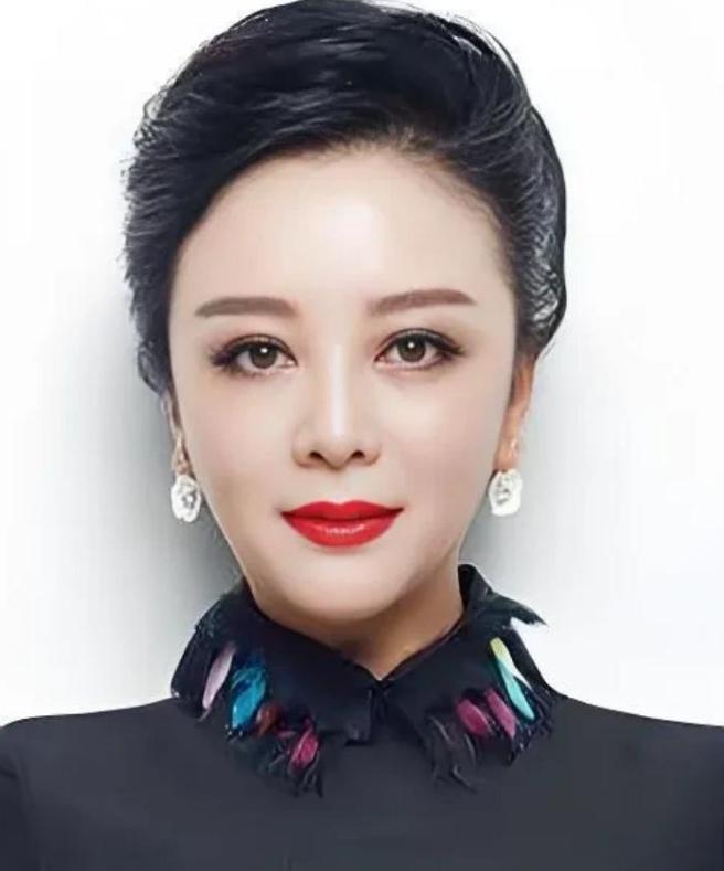 孙二娘梁丽被通缉，她演过水浒最狠的女人，但她自己的人生剧本，比任何一部电视剧都荒