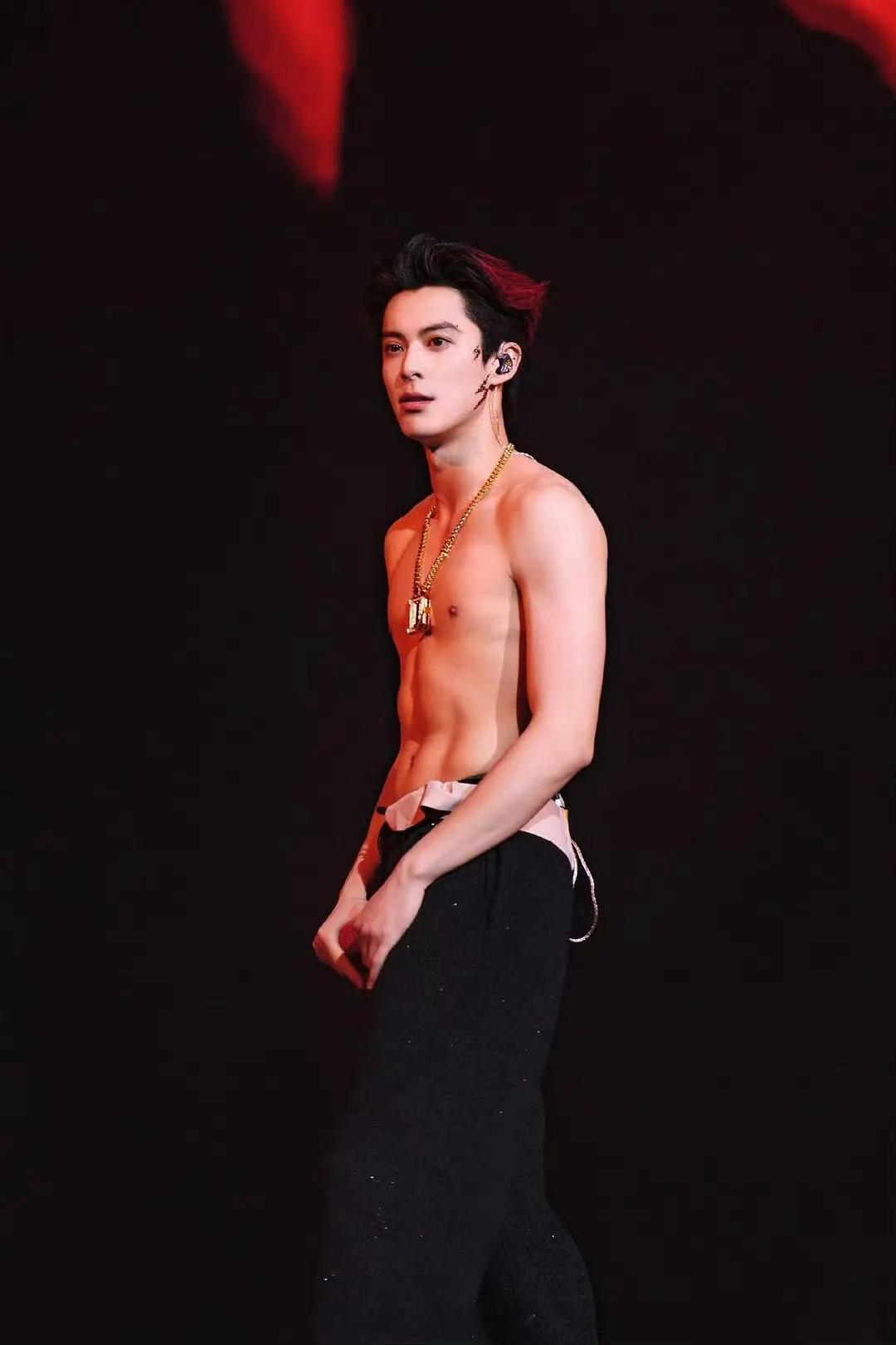 王鹤棣这个腹肌不错哦胸肌可以再练练