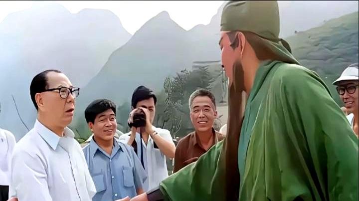 他演的关羽，竟让开国上将当场看呆。涿州片场，杨成武将军突然停步，死死盯着一