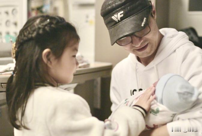 当年汪峰喜得爱子，看把他开心得像初为人父一样。那也是，毕竟他已有两个女儿了，再有