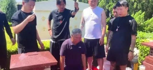 这回大家可以闭上嘴，不用质疑了吧！昨天杨少华下葬，杨家四子给老爷子叩拜后，杨少华